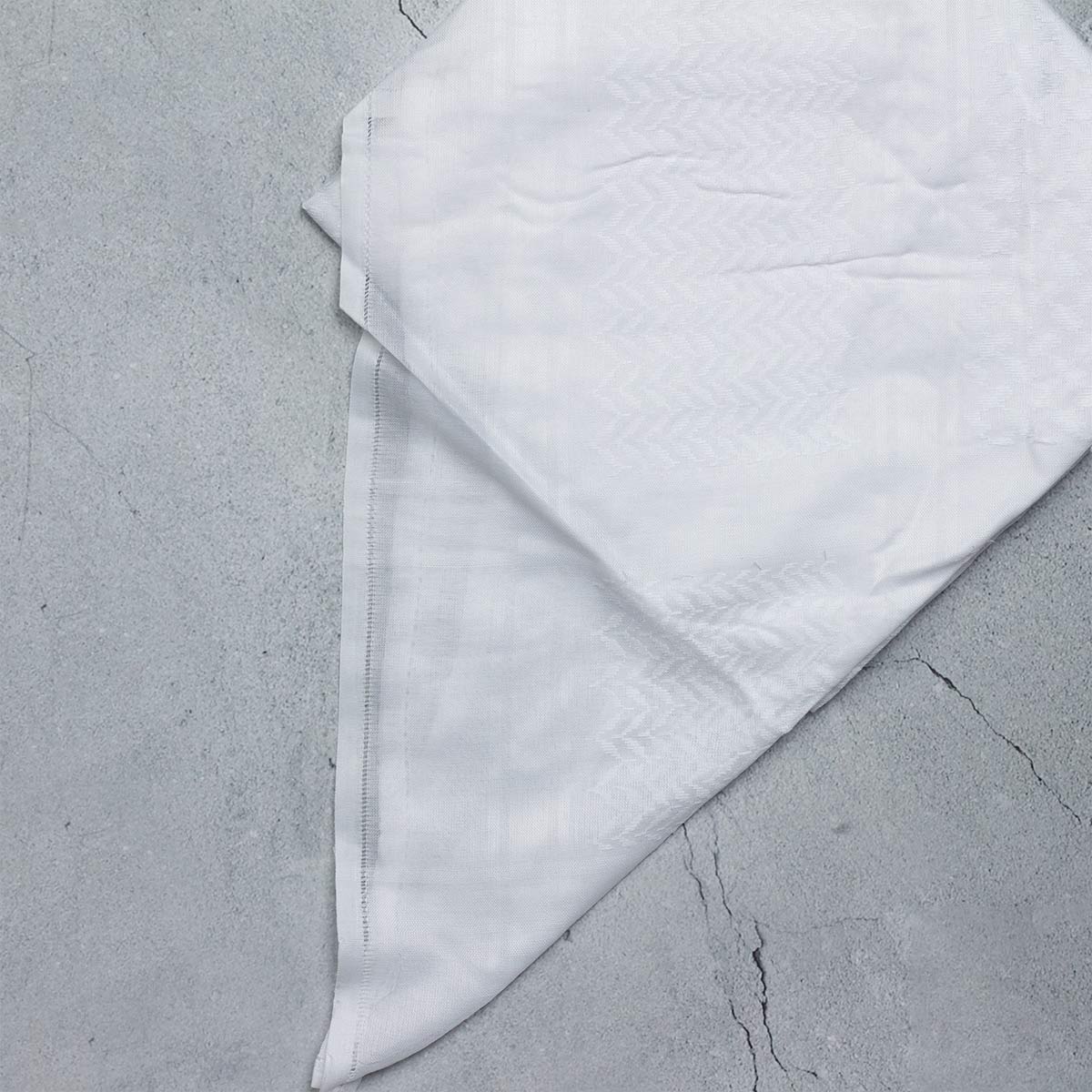 صورة شماغ أبيض مطوّر بخامة ناعمة وثبات ممتاز