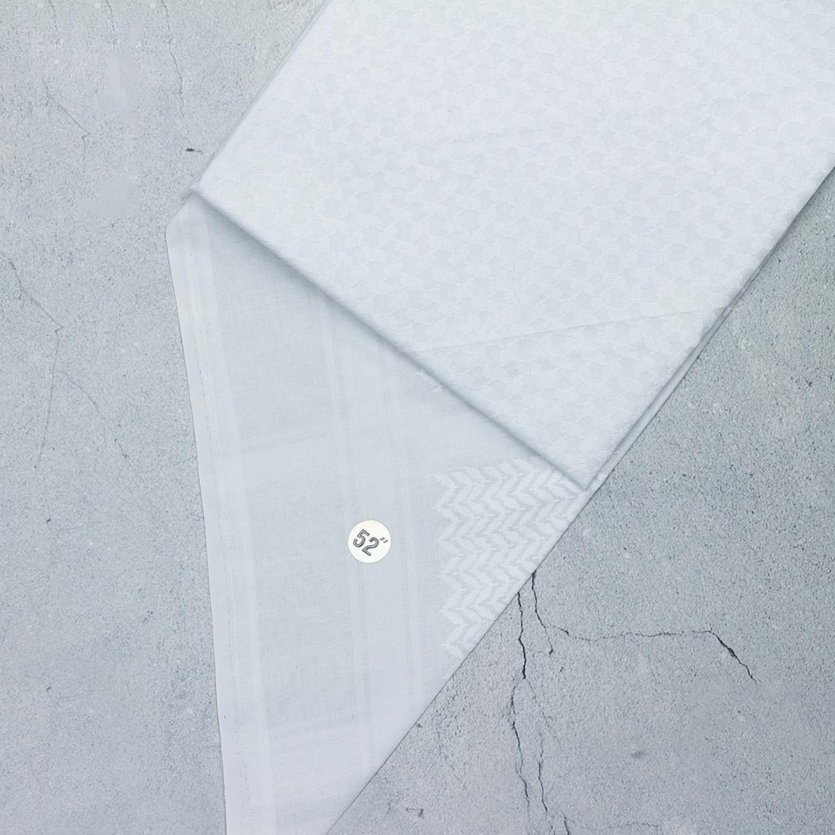 شماغ أبيض بخامة ناعمة وتصميم كلاسيكي